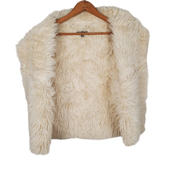 Pistachio Women's Cream Faux Fur Vest. MED - Picture 7 of 10